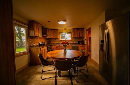 Dubois Hotel | Chinook Winds Lodge