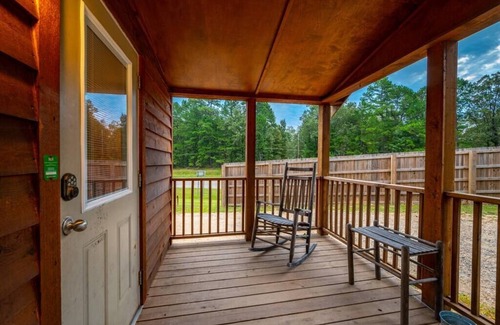 Broken Bow Cabin | Choctaw: Sleep 4, Tiny Cabin, Pets, Near Park/Lake