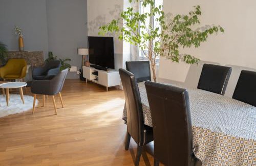 Cholet Apartment | Cholet, en Centre-Ville et Spacieux, Proche du Parc du Puy DuFou