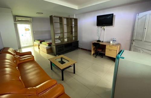 Nakhon Chai Si Hotel | Chompoo Inn