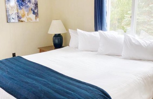 Hubbard Lake Hotel | Churchill Pointe Inn