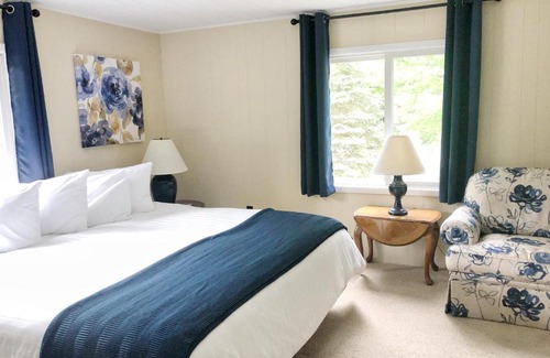 Hubbard Lake Hotel | Churchill Pointe Inn