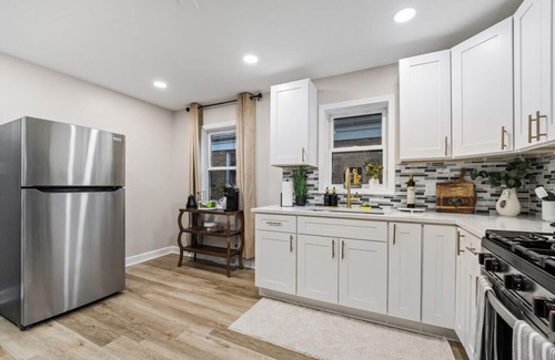 Cicero House | Cicero’s 3-BR Urban Oasis