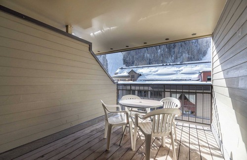 Telluride House | Cimarron Lodge 27 by Avantstay Ski-in/ski-out Property in Complex w/Two Hot Tubs! Permit#10026