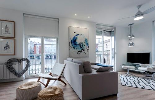 Burgos Apartment | Cinco balcones a la Catedral by Unique Rooms