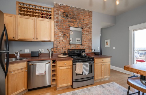 Mount Adams Condo | Cincy Cozy Corner | Balcony Skyline Views!