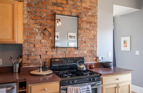 Mount Adams Condo | Cincy Cozy Corner | Balcony Skyline Views!