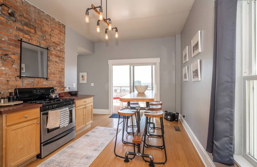 Mount Adams Condo | Cincy Cozy Corner | Balcony Skyline Views!