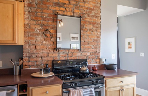 Mount Adams Condo | Cincy Cozy Corner | Balcony Skyline Views!