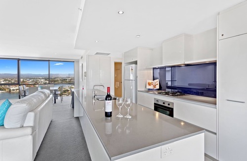 Surfers Paradise Apartment | Circle on Cavill Ocean & River Views