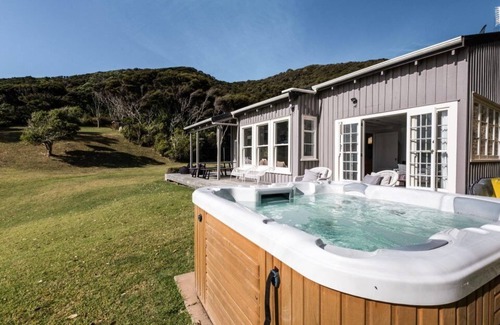 Waiheke Island Cottage | Circular Bay Cottage with private beach