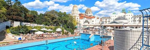 Gellert Hill Apartment | Citadella View Point apartment with Huge Balcony for 6 ppl, free Parking, AC
