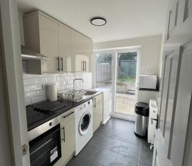 Broad Green Apartment | Citrine - Executive London Garden Flat