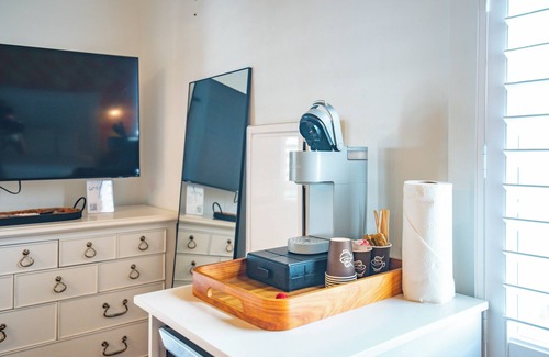 Historic Seaport Apartment | Citrus Queen at Custom House Inn | Ideal Location On Duval!