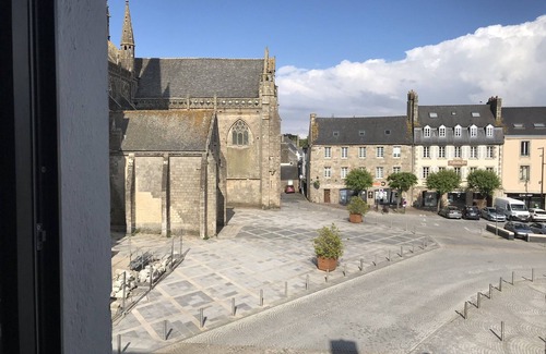 Saint-Pol-de-Leon Apartment | City center apartment with terrace at the foot of the cathedral.