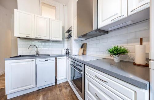Kesklinn Apartment | City center, High ceilings, 75m2 2BR Free parking