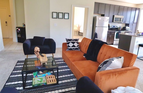 Huntington Apartment | City center luxe Huntington metro PS5+fast Wi-Fi