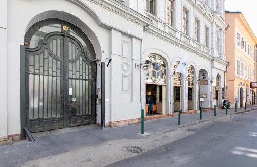 Inner City Budapest Apartment | City Center Paulay Ede Street 1BR Apartment