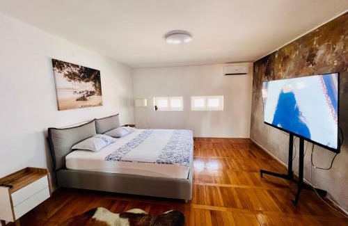 Downtown Apartment | City Center Square DeLuxe Nest