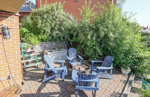 Brampton House | City Escape-Cottage by the Lake