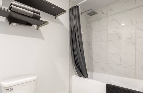 Mercier-Hochelaga-Maisonneuve Apartment | CITY ESCAPE IN STYLISH APARTMENT AT ANJOU