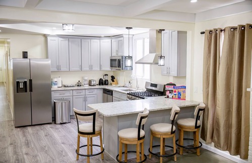 Jamaica Hills Apartment | City Escape –Steps to Subway, 10 Min to JFK/LGA, Manhattan in Minutes + Parking!