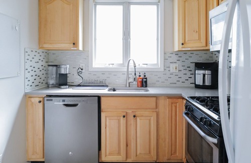 Greenville Apartment | City Explorer- simple check in 12ppl with 2 king beds