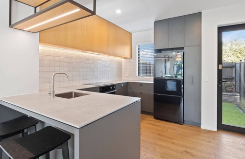 Mangere Bridge Cottage | City Fringe Lifestyle - Mangere Bridge Townhouse