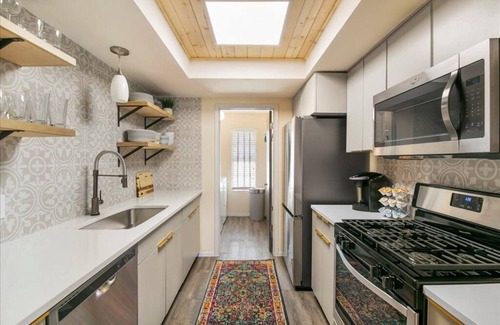 Quail Hollow House | City Haus: Stylish home with King and Wifi 5 minutes to Q2 Stadium, Domain