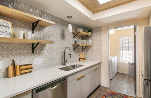 Quail Hollow House | City Haus: Stylish home with King and Wifi 5 minutes to Q2 Stadium, Domain