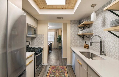Quail Hollow House | City Haus: Stylish home with King and Wifi 5 minutes to Q2 Stadium, Domain