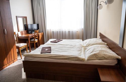 Senica Hotel | City Hotel B&B, reception 24 7, 800m od-from R1, free parking