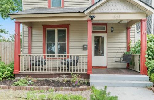 Downtown Minneapolis House | City Oasis Awaits Cozy DT Home With Hot Tub Vikings