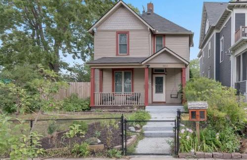 Downtown Minneapolis House | City Oasis Awaits Cozy DT Home With Hot Tub Vikings