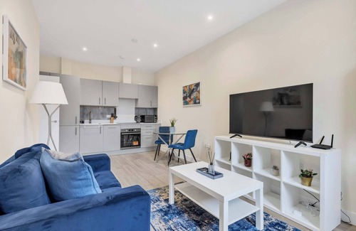 Cheam Apartment | City Service Lets | New London 2Bed With Parking | Long Stays Welcome