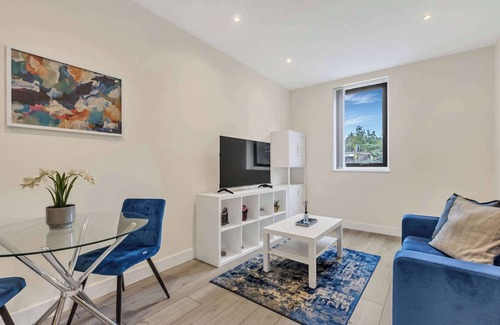 Cheam Apartment | City Service Lets | New London 2Bed With Parking | Long Stays Welcome