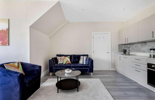 Sutton Apartment | City Service Lets - Large Cheam 1 bed with parking - Long stays welcome