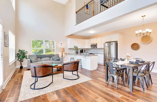 Chattanooga House | City Side Comfort in Missionary Ridge - hot tub!