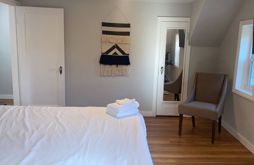 West New Haven House | City stay thru a lens eye view