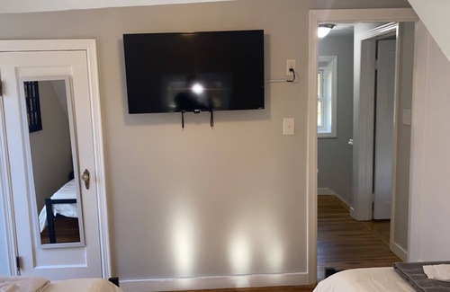 West New Haven House | City stay thru a lens eye view