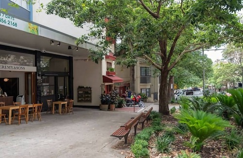 Kings Cross Apartment | City Stay with Stunning Views Free Parking