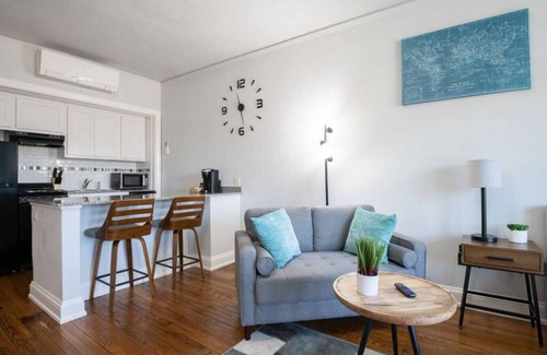 Peoria Apartment | CITY VIBES - Modern Suite in the heart of Downtown