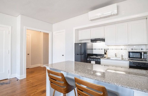 Peoria Apartment | CITY VIBES - Modern Suite in the heart of Downtown