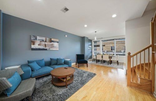 Ranch Triangle Apartment | City-View Chicago 3-BR Rooftop