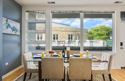 Ranch Triangle Apartment | City-View Chicago 3-BR Rooftop