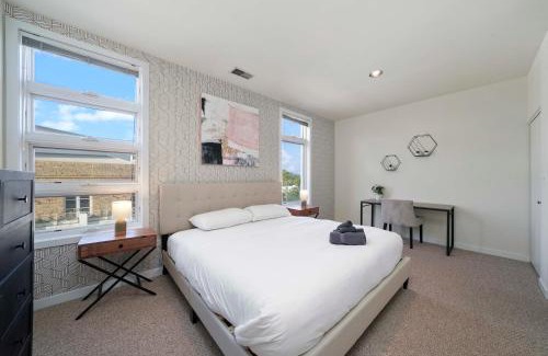 Ranch Triangle Apartment | City-View Chicago 3-BR Rooftop