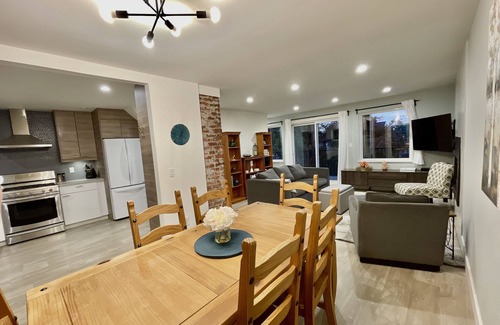 Upper Lonsdale House | City View Home-wi-fi, parking, decks, BBQ, W/D