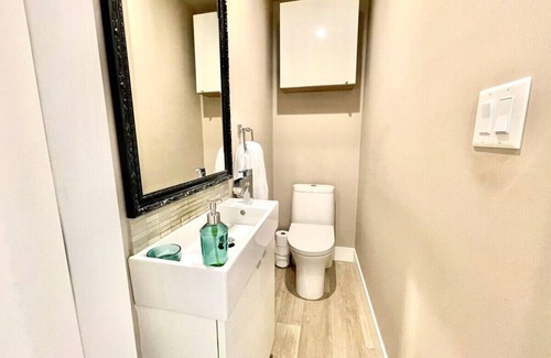 Upper Lonsdale House | City View Home-wi-fi, parking, decks, BBQ, W/D