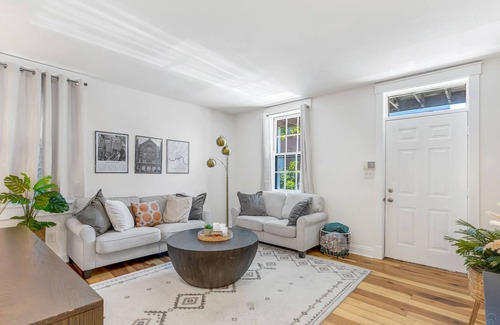 Pendleton House | City View Oasis: Downtown with 3 FREE Parking Spots & 3 Balconies!