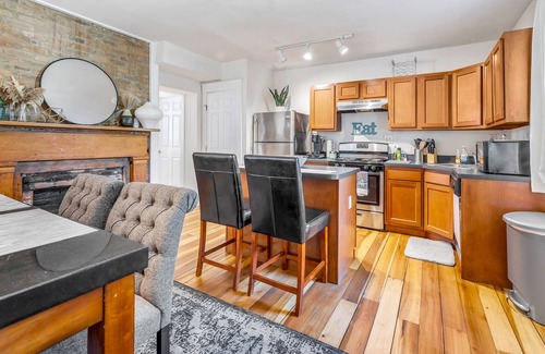 Pendleton House | City View Oasis: Downtown with 3 FREE Parking Spots & 3 Balconies!